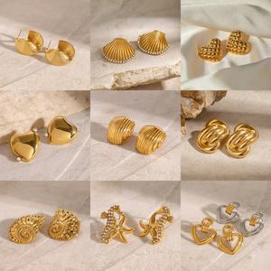 Gli orecchini di perle sono versatili e di fascia alta per le donne, <span class=keywords><strong>con</strong></span> un perno in acciaio inossidabile placcato oro 18k di lusso leggero - Product Image 5