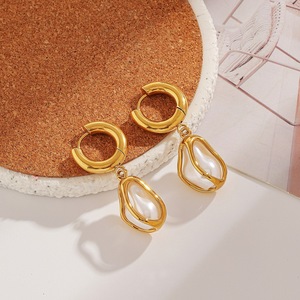 ต่างหูสแตนเลสทรงหยดน้ำประดับมุกเทียม ดีไซน์เรขาคณิต ชุบทอง 18k สำหรับผู้หญิง สวมใส่ได้ทุกวัน - Product Image 1