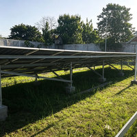 Système de montage solaire au sol en acier revêtu de Zn Alu Mg anti-corrosion personnalisé, structure de panneaux solaires pour béton et sol plat