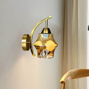 Applique murale en laiton courbée en forme de croissant, verre ambré soufflé à la main, LED, garantie 3 ans, design élégant vintage pour l'éclairage de chambre à coucher - Product Image 4