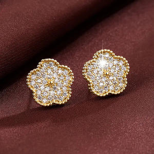 Orecchini a Perno E4531 con Fiore Dorato e Diamanti Pavé, Classici da Donna per Uso Quotidiano - Product Image 4