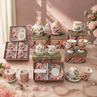 Ensemble de tasses à café en céramique rose avec assiettes, théière et cuillère, idéal pour les cadeaux d'affaires