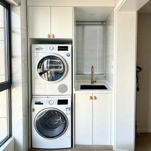 Meuble de balcon moderne et épuré, armoires blanches à portes plates, poignées verticales noires, étagère ouverte en bois clair, bacs de rangement blancs, panneau perforé <span class=keywords><strong>gris</strong></span> - Product Image 5