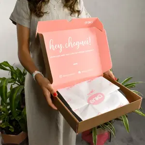 Toptan özelleştirilmiş high-end logo oluklu posta kutusu T-shirt elbise kağıt ambalaj kutusu