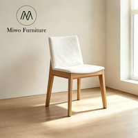 Chaise de salle à manger en bois massif de style moderne et simple, avec revêtement en tissu blanc pour restaurant et café