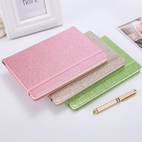 Nouveau design, couverture rigide brillante en cuir PU, carnet A5 ligné brillant, couleur pailletée, avec sangle élastique et reliure cousue.