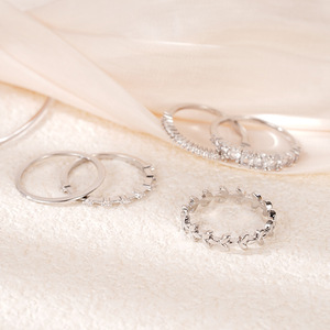 Set di cinque anelli impilabili geometrici con zirconi a spiga per donna, eleganti gioielli da matrimonio alla moda - Product Image 6