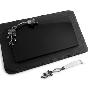 Moderno juego de tabla de quesos de pizarra negra con mango metálico floral y cuchillo para uso en la cena, para servir charcutería y aperitivos. - Product Image 1