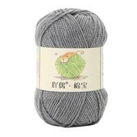 Vente en gros de fil acrylique mélangé de coton peigné à quatre plis d'épaisseur moyenne pour kit de crochet de bricolage doux et écharpe de poupée tricotée à la main