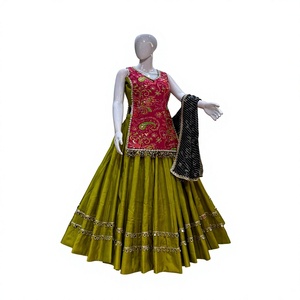 Conjunto Tradicional Indio de Lehenga Choli, Seda Negra con Bordado Verde, Blusa Verde, Dupatta Roja, Ropa de Boda, Estilo Holgado hasta el Suelo para Mujer - Product Image 5