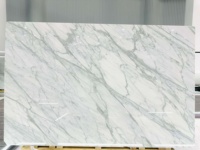 Dalle de marbre poli Carrara Snow White avec veines grises douces pour murs intérieurs, sols, îlots de cuisine, plans de travail de salle de bain, décoration de villas et hôtels