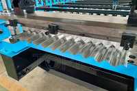 Machine de formage de tôles ondulées pour toitures métalliques, simple et robuste, pour la découpe hydraulique de tôles d'acier, idéale pour les magasins commerciaux et les ateliers de transformation.