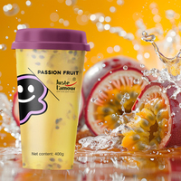 Versgeperste passievruchtensap drank in een beker, natuurlijke vruchtenpulp drank voor dagelijkse verfrissing