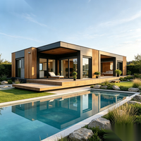 Maison préfabriquée moderne à deux étages, maison modulaire de luxe, structure noire, mur en verre, terrasse en bois, villa dans la cour