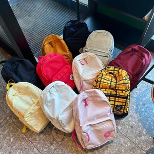 Sac à dos d'étudiant à motif de lettre étanche de grande capacité avec matériau en nylon pour les étudiants du collège et du collège - Product Image 1