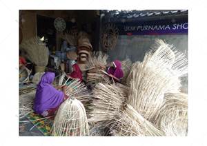 Bolso cruzado de ratán negro tejido a mano Lombok con correa de cuero, bolso artesanal de mimbre tradicional indonesio elegante y Delgado - Product Image 4