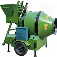 Mélangeur à tambour JZC250 avec moteur diesel, réservoir de carburant rouge, panneau de commande et attelage de remorquage en forme de A