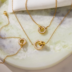 Conjunto de Joyería de Acero Inoxidable Chapado en Oro de 18K para Mujer |   Collar y Pulsera con Números Romanos y Circonitas para Compromiso y Aniversario - Product Image 3