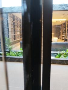 Puerta Corredera Interior Personalizada con Marco de Aluminio y Partición de Vidrio con Riel Invisible - Product Image 6