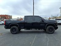 Chevrolet Silverado 2500HD ZR2 Crew Cab 4WD 2024, conduite à gauche, boîte automatique, intérieur foncé, sièges en cuir, pneus R19, toit ouvrant, LED