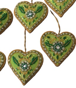 Hermoso Adorno Navideño Colgante en Forma de Corazón Hecho a Mano en India con Diseño Bordado, Decoración Festiva - Product Image 1