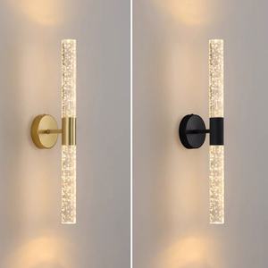 Applique murale LED moderne et simple pour salon, lampe murale cylindrique longue en acrylique doré pour chambre à coucher, ambiance cosy - Product Image 1