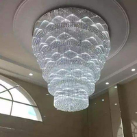 Lustre en cristal cylindrique violet sur plusieurs niveaux, de luxe et sur mesure, pour la décoration de hall d'hôtel et de plafonds hauts