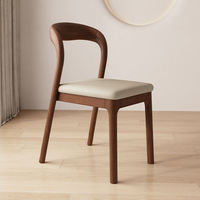 Chaise de salle à manger moderne en bois massif avec coussin en cuir ergonomique et dossier en bois écologique pour la maison et l'hôtellerie