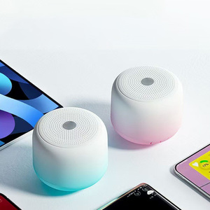 Mini système <span class=keywords><strong>de</strong></span> haut-parleurs portable alimenté par batterie étanche IPX7 lumières LED RVB pour 3 à 5 heures <span class=keywords><strong>de</strong></span> jeu pour une utilisation dans la <span class=keywords><strong>salle</strong></span> <span class=keywords><strong>de</strong></span> <span class=keywords><strong>bain</strong></span> <span class=keywords><strong>de</strong></span> piscine - Product Image 5