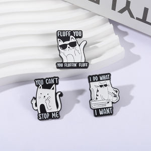 Gatto satiricamente maleducato con le spille dello smalto del gesto del dito medio non puoi fermarmi, faccio quello che voglio spille gioiello distintivo del risvolto - Product Image 2