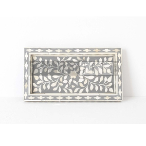 Bandeja Decorativa Art Deco con Patrón Sólido Hecha a Mano por Maximus International |   Mesa Rectangular Multifuncional Premium - Product Image 1