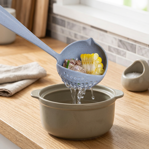 Louche à soupe en plastique avec passoire 2-en-1, cuillère égouttoir, manche long en paille de blé écologique pour la maison, la cuisine et les coffrets cadeaux - Product Image 4