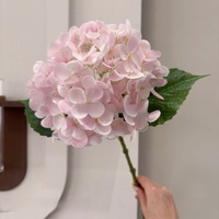 Grote hoeveelheid geparfumeerde roze zijden lotusbloemen, zachte kunstbloemen, handgemaakte bruiloft achtergrond, gangdecoratie, evenement, real touch