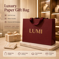 Sacs shopping en papier rouge foncé écologiques imperméables de marque LUMI avec logo doré, poignée perforée pour emballage cadeau de luxe haut de gamme