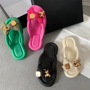 Chinelos flip-flop para mulheres, venda quente de sandálias de luxo na moda, para áreas internas e externas, praia, com laço fofo, de pvc