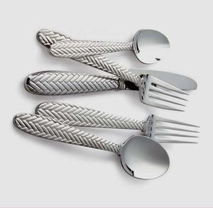 Juego de cubiertos de acero inoxidable plateado pulido mate de diseñador con características sostenibles para el regreso a la escuela - Product Image 1