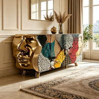Buffet en fibre de verre multicolore style patchwork artistique avec sculpture faciale 3D et pieds coniques dorés pour la décoration de salle à manger de villa