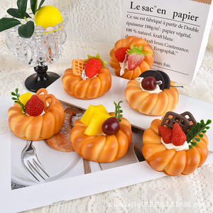 Modèle de mini-cupcake artificiel parfumé, réaliste, factice, pour la décoration de table domestique, ou comme ornement pour vitrine de boulangerie - Product Image 1
