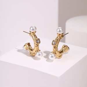 Pendientes de aro de perlas chapados en oro con circonita cúbica texturizada, pendientes de aro C para mujer, regalo de joyería de moda elegante - Product Image 2