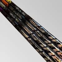Bâtons de hockey sur glace en fibre de carbone 2026 durables, lames légères 380g P28/P92/P29 pour adultes et enfants, emballage personnalisé à motifs