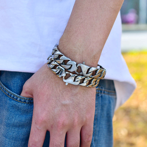 Bracelet pour homme en chaîne cubaine simple et tendance, deux couleurs, bijoux en acier titane et bracelet avec breloque de carte, vente en gros - Product Image 2