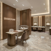 Vitrine à bijoux de luxe marron mat avec table intégrée et comptoir de présentation pour diamants fins, idéale pour les bijouteries haut de gamme.