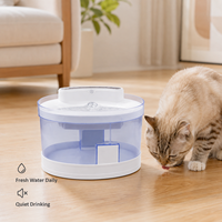 Fontaine à eau pour chat alimentée par batterie avec capteur de mouvement, trois modes de débit, double alimentation, réservoir d'eau de 2 L pour l'hydratation quotidienne des chats