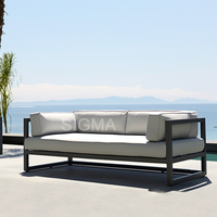 Fauteuil de jardin minimaliste en aluminium pour l'extérieur, avec un cadre robuste et un coussin blanc doux