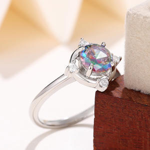 Anello di fidanzamento da donna in argento Q086 con diamante sintetico taglio brillante rotondo fantasia come pietra principale e diamanti laterali - Product Image 4