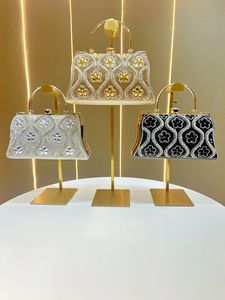 กระเป๋าถือสะพายข้างผู้หญิงแบบใหม่ ดีไซน์หรูหรา ขนาดใหญ่ จุของได้เยอะ เหมาะสำหรับงานเลี้ยงอาหารค่ำ งานร้องคาราโอเกะ พร้อมสายโซ่ ปิดแบบเปิดได้ รุ่น Tanjing - Product Image 4