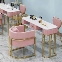 Meubles de salon de beauté au style moderne, design élégant, table de manucure en velours et marbre