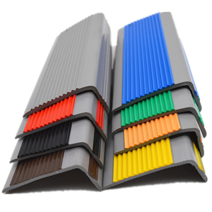 Bande d'<span class=keywords><strong>étanchéité</strong></span> d'escalier <span class=keywords><strong>de</strong></span> dortoir en plastique antidérapant en forme <span class=keywords><strong>de</strong></span> L tapis <span class=keywords><strong>de</strong></span> porte <span class=keywords><strong>de</strong></span> rampe en caoutchouc avec catégorie <span class=keywords><strong>de</strong></span> produit - Product Image 1