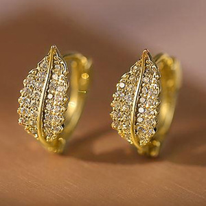 Orecchini a polsino a foglia piccola da donna, stile naturale, accessori per l'orecchio da indossare tutti i giorni, per outfit casual e regalo - Product Image 1