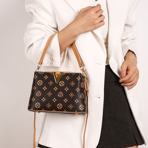 耐用的几何印花图案手提包女式方形肩包，带V标志，由聚氨酯材料制成，内衬聚酯纤维 - Product Image 3